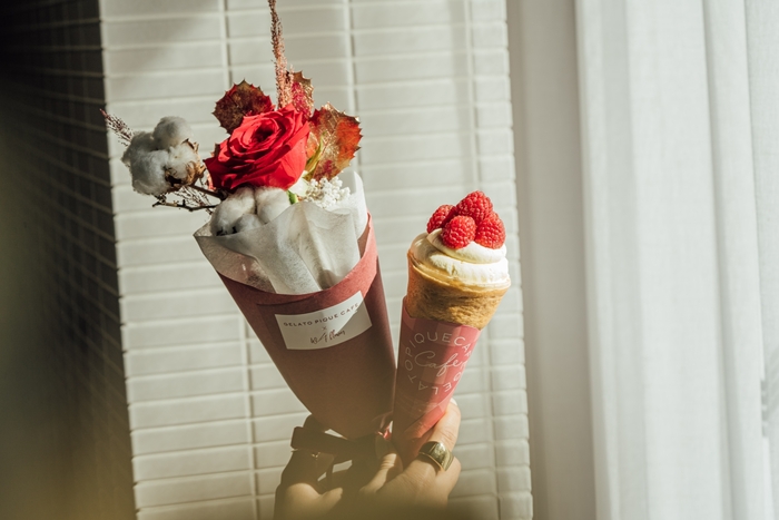 「w/f浪花花藝」與gelato pique caf’e攜手，推出聯名聖誕花禮系列